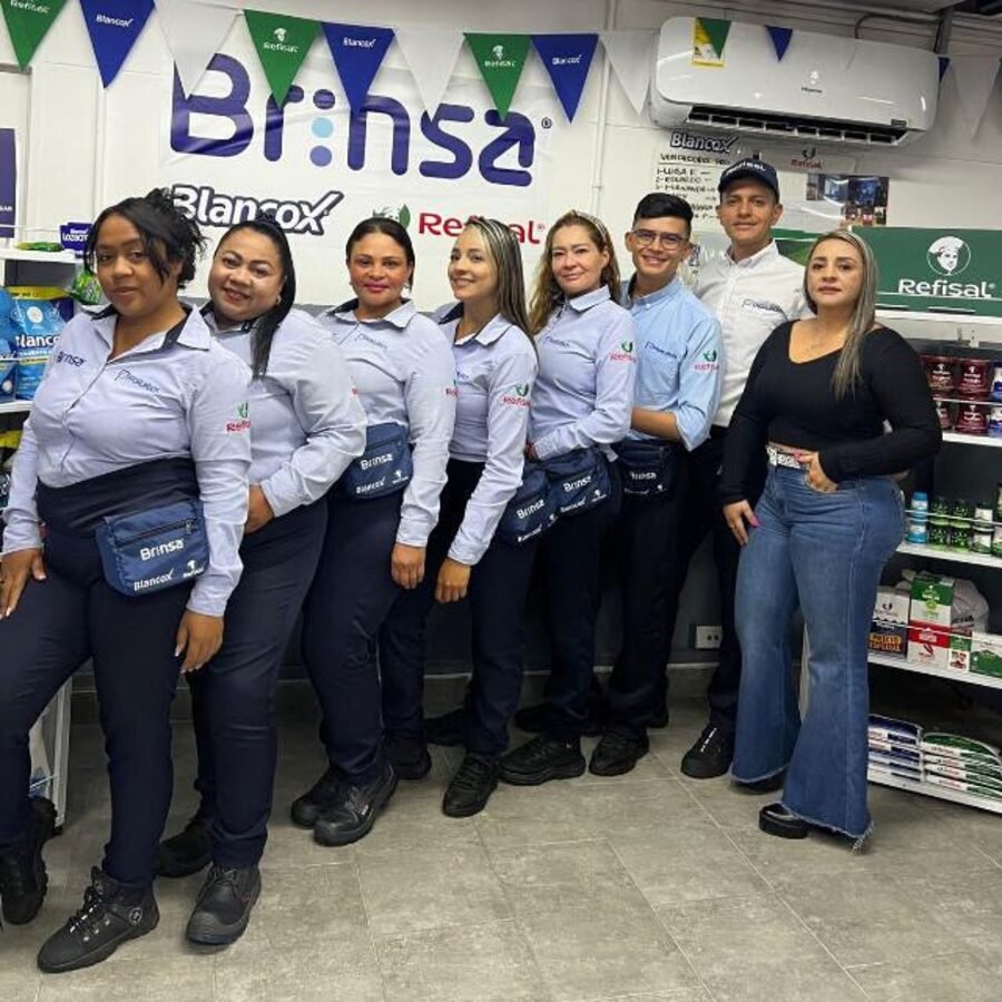 Equipo Proaliados en punto de venta del canal TAT
